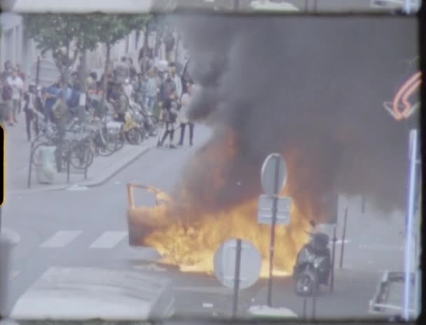 Super 16Mm Disparos Coche Ardiendo Las Calles París — Vídeos de Stock