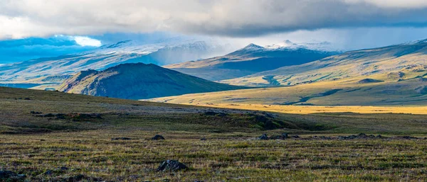 Paisaje montañoso liso con hierba amarilla y hermosas nubes. Viajar a la montaña — Foto de Stock