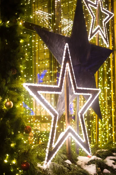 Año nuevo escaparate, estrellas, ramas de abeto y bolas en la ventana, que está cubierto de nieve, Navidad, enfoque selectivo, semi-oscuridad. — Foto de Stock