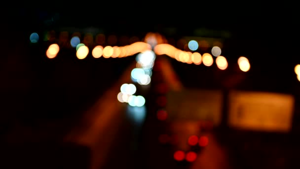 Traffico notturno di auto in autostrada in città, sfocatura — Video Stock