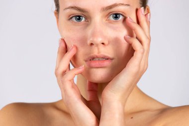 Bir kadın güzelliği, temiz, sağlıklı ciltte ve doğal makyajda yatar. Doğal Güzellik. Spa konsepti, beyaz arkaplanda portre