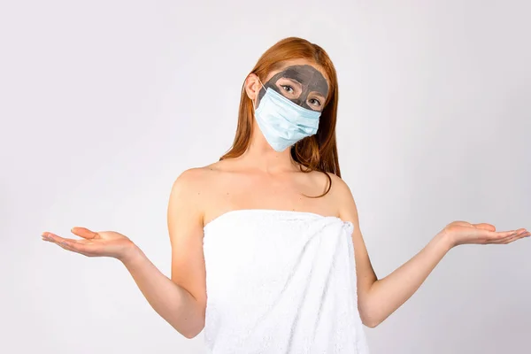마스크를 미용실에 아름다운 소녀가 세계적 유행병이 의료용 마스크를 있습니다 고품질 — 스톡 사진