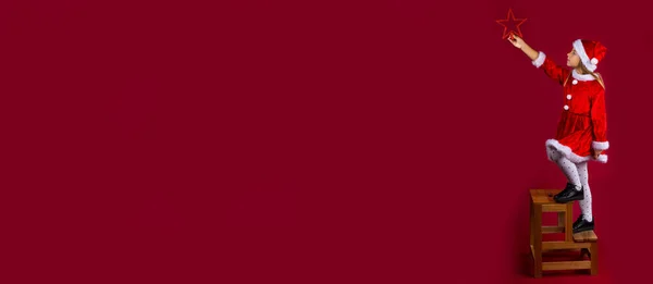 Баннер Длинный Формат Красавица Санта Поднимается Лестнице Украшает Красной Новогодней — стоковое фото