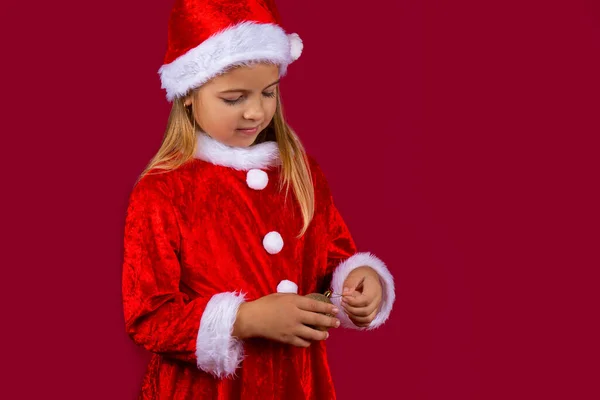 Retrato Una Niña Preescolar Con Vestido Rojo Sombrero Santa Claus — Foto de Stock