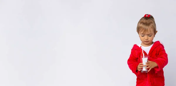 Баннер Длинный Формат Маленькая Девочка Держит Стакан Зубной Пастой Зубными — стоковое фото