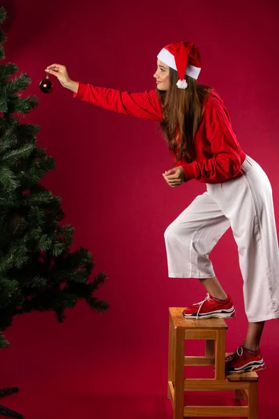 Chica Encantadora Con Pelo Largo Castaño Emocionado Decora Árbol Navidad — Foto de Stock