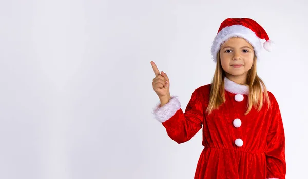 Lachend Klein Meisje Met Lang Haar Een Kerstman Kostuum Kijkend — Stockfoto