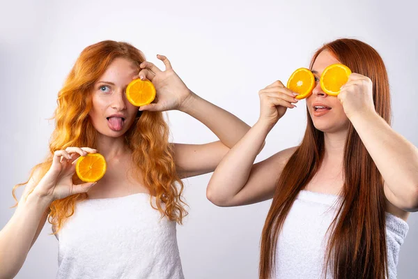 Рудоволосі Подружки Розважаються Позують Апельсиновими Скибочками Здорове Харчування Спа Краса — стокове фото