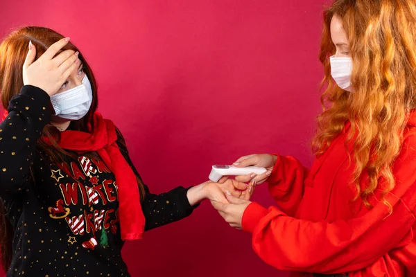 Uma Menina Ruiva Uma Máscara Médica Mede Temperatura Corporal Com — Fotografia de Stock