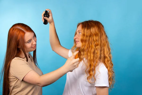 Aroma Testi Uzun Kızıl Saçlı Kızlar Birbirlerine Parfüm Sıkarlar Saç — Stok fotoğraf