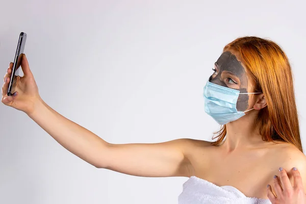 Menina Salão Com Uma Máscara Facial Rosto Outra Pandemia Tira — Fotografia de Stock