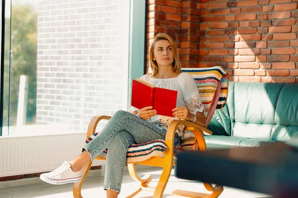 Jovem Mulher Atraente Olha Atenciosamente Para Lado Com Livro Suas — Fotografia de Stock