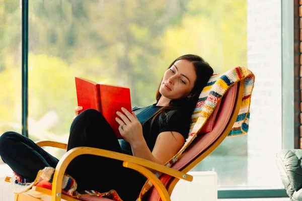 Die Junge Attraktive Frau Liest Ein Buch Und Wiegt Sich — Stockfoto