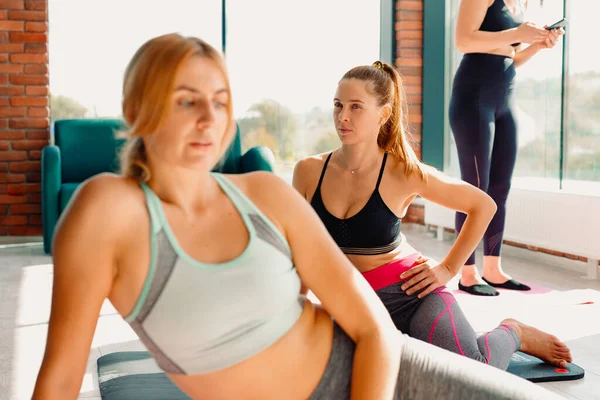 Garotas Fitness Cansadas Relaxam Tapete Ioga Após Treino Apreciando Resultados — Fotografia de Stock