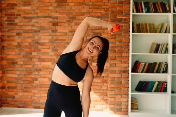 Een Jonge Mooie Brunette Doet Oefeningen Met Halters Sportschool Werkt — Stockfoto