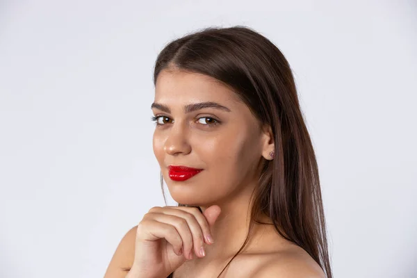 Ein Schönes Brünettes Model Mit Roten Lippen Blickt Die Kamera — Stockfoto