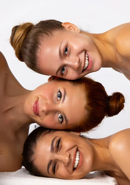 Trois Jeunes Filles Mignonnes Posant Souriant Caméra Sur Fond Blanc — Photo