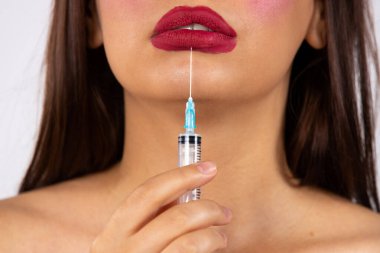 Kozmetoloji, prosedürler. Kızların yüzünün alt kısmı, büyük dudakların sesli harfleri ve kozmetik enjeksiyonu. Bu günlerde yeni normal cilt bakımı ve diğer güzellikler.