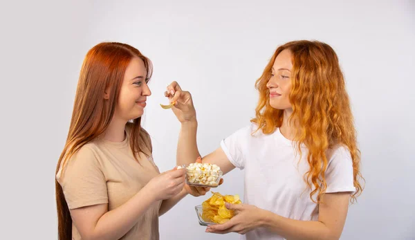 Насолоджуйтесь Своїм Часом Руді Подружки Їдять Чіпси Попкорн Сміються Розслабляються — стокове фото
