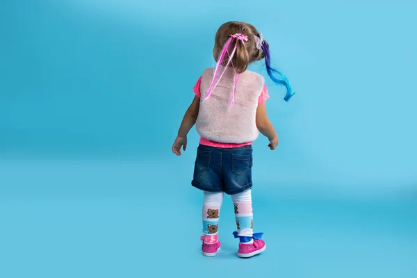 Una niña vestida con disfraz de carnaval se volvió para ver algo interesante detrás. Concepto Halloween — Foto de Stock