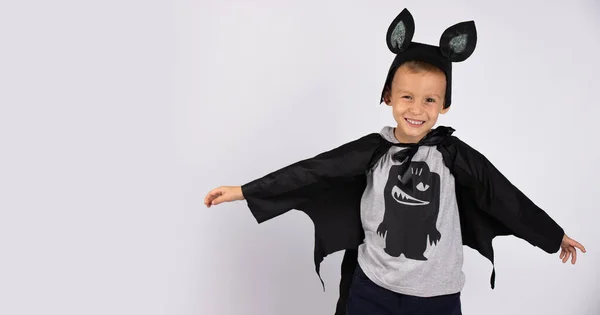 Söt fladdermus leende och glad förbereda sig för Halloween. Snygg kaukasisk dagispojke. Foto på en vit bakgrund. — Stockfoto