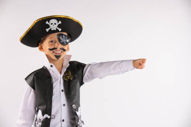 Yüzü boyalı gülümseyen bir çocuk uzaktan komik bir şey görmüş ve herkese beyaz arka planda bir portre göstermiş.