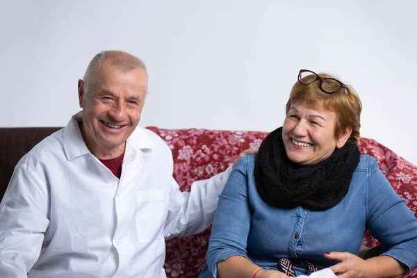 Doktor evdeki hastaya danıştı. Yaşlı kadın şimdiden daha iyi ve gülümsüyor. Virüs ve salgın, izole edilmiş konsept.