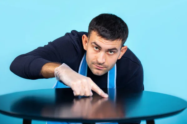 Homem Luvas Borracha Esfrega Com Dedo Verifica Limpeza Mesa Homem — Fotografia de Stock