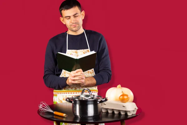 Young Man Kitchen Reading Cookbook Recipes Gender Stereotypes Photo Pink — Fotografia de Stock