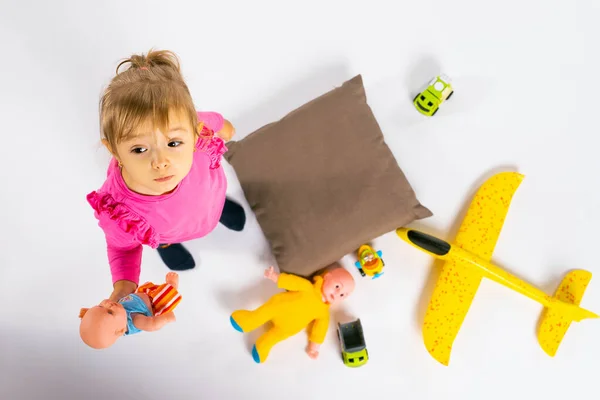 Flickan Leker Med Leksaker Begreppet Könsstereotyper Foto Ovanifrån Högkvalitativt Foto — Stockfoto