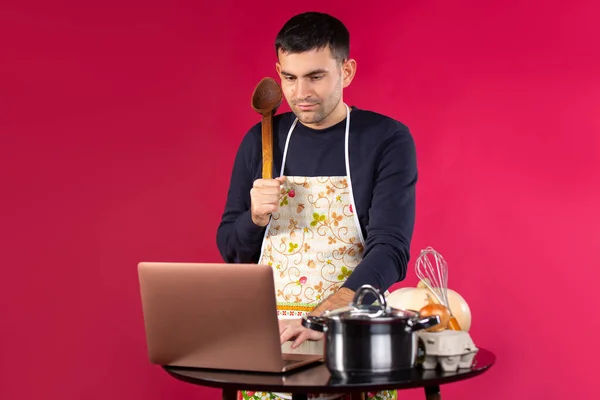 Homem Sério Cozinha Avental Com Uma Espátula Procura Uma Nova — Fotografia de Stock
