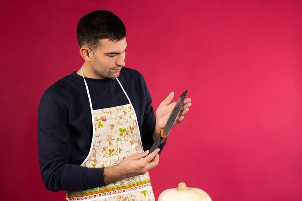 Homem Segura Uma Faca Cozinha Nas Mãos Verifica Como Ela — Fotografia de Stock