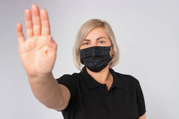 Porträt Einer Seniorin Mit Medizinischer Maske Das Konzept Der Gefahr — Stockfoto