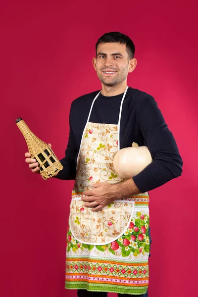 Homme Sourit Après Avoir Cuisiné Dîner Pose Avec Boisson Choisie — Photo