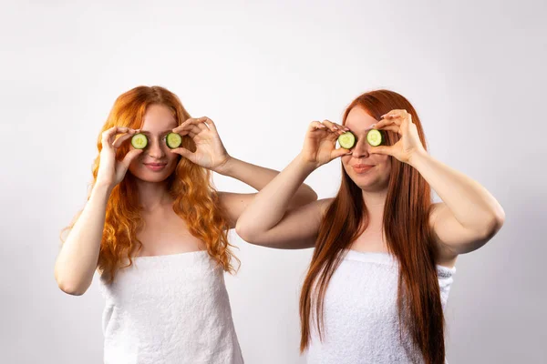 Jeunes Filles Avec Des Masques Concombre Sur Les Yeux Photo — Photo