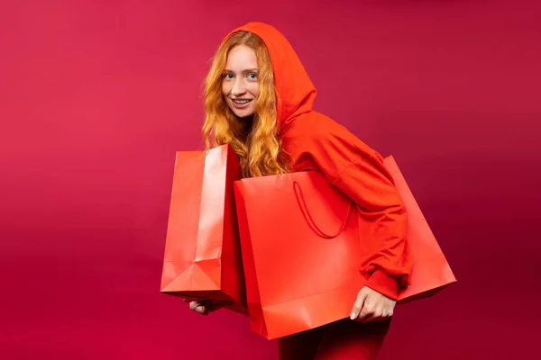 Glückliche Junge Rothaarige Mädchen Mit Sommersprossen Die Rote Geschenktüten Über — Stockfoto