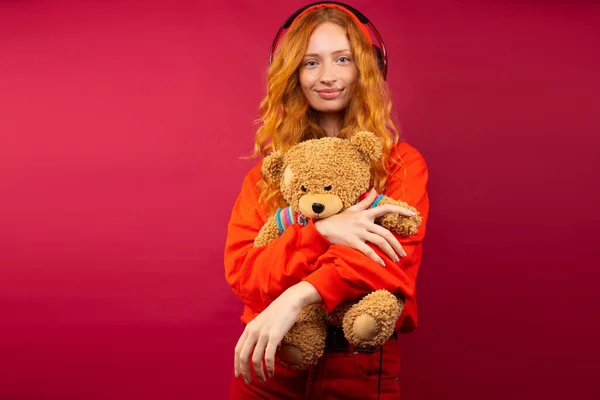 Une Fille Rousse Avec Ours Dans Les Bras Écoute Musique — Photo