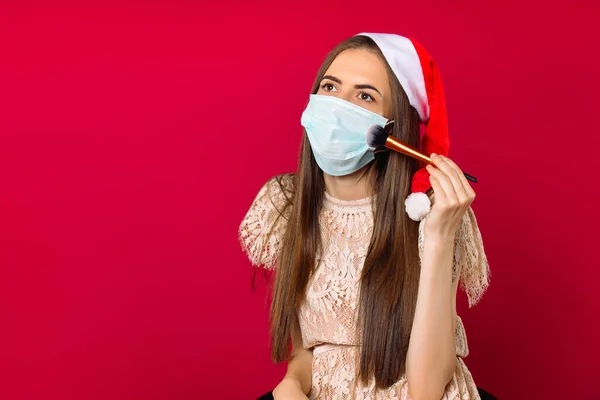 一个戴着圣诞老人帽子 戴着医疗面具 面带粉的小女孩 Pandkmia和假日概念 高质量的照片 — 图库照片