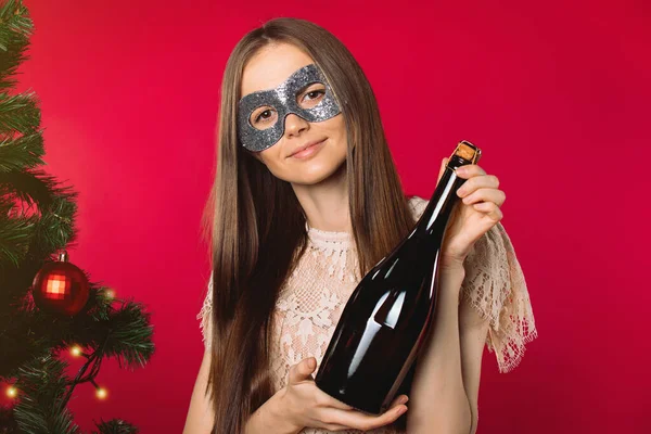 Portrét Dívky Maškarní Maskou Šampaňským Vedle Stromu Fotografie Červeném Pozadí — Stock fotografie