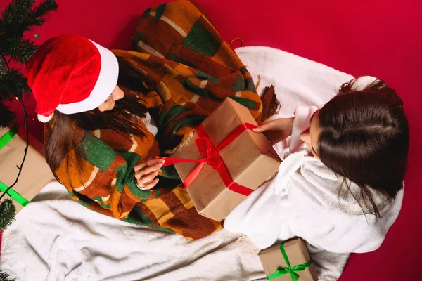 Battaniyeye Sarılı Iki Kız Noel Ağacının Yanındaki Hediye Kutularını Açıyor — Stok fotoğraf