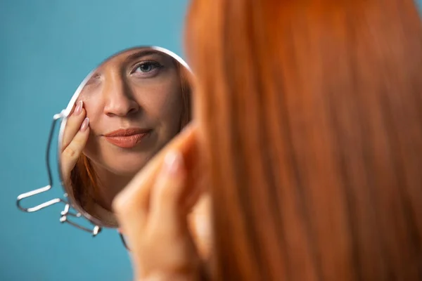 Portrét Rusovlasé Dívky Která Odráží Zrcadle Fotografie Modrém Pozadí Krásný — Stock fotografie