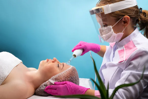 Die Kosmetikerin Führt Kosmetische Eingriffe Mit Darsonval Für Eine Junge — Stockfoto