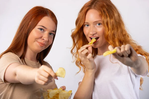 Chicas Pelirrojos Están Comiendo Patatas Fritas Posando Foto Sobre Fondo —  Fotos de Stock
