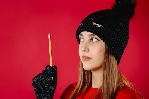 Uma Menina Chapéu Inverno Olhar Pensativo Para Lado Lápis Levantado — Fotografia de Stock