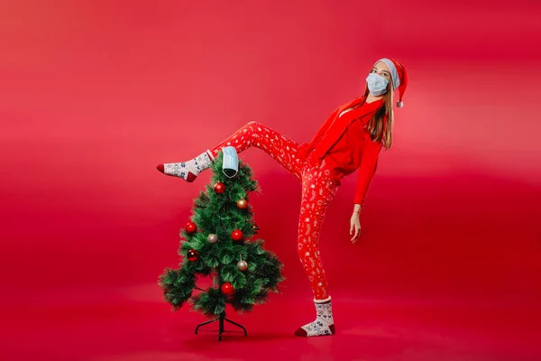 Ein Mädchen Mit Nikolausmütze Und Medizinischer Maske Albert Hause Weihnachtsbaum — Stockfoto