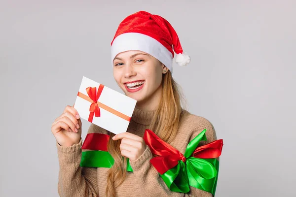 Menina Independente Segurando Uma Caixa Presente Chapéu Papai Noel Foto — Fotografia de Stock