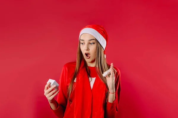 Uma Menina Chapéu Papai Noel Surpreendida Com Presente Uma Pequena — Fotografia de Stock