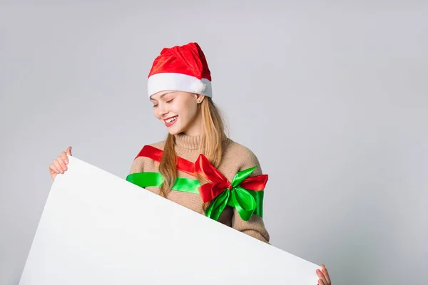 Santa Claus Dívka Drží Prázdný Pláč Rukou Kde Vaše Reklama — Stock fotografie