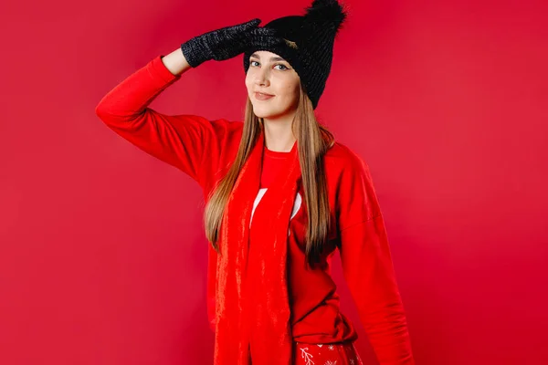 Flicka Vinter Hatt Och Vantar Isolerad Röd Bakgrund Ler Och — Stockfoto