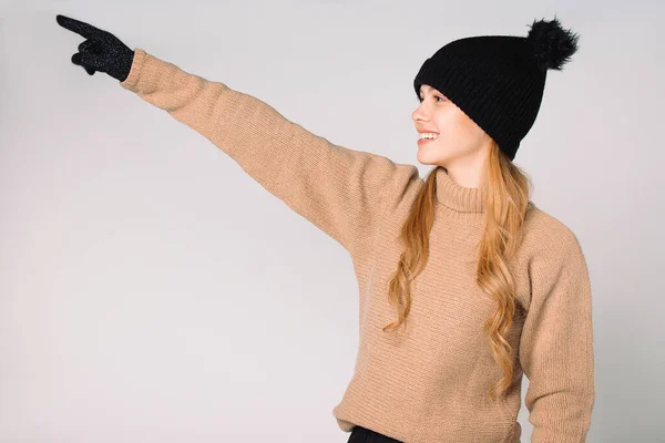 Flicka Hatt Och Handskar Med Ett Leende Visar Något Fjärran — Stockfoto